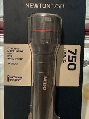 Newton 750 Black LED Flashlight - 750 Lumens